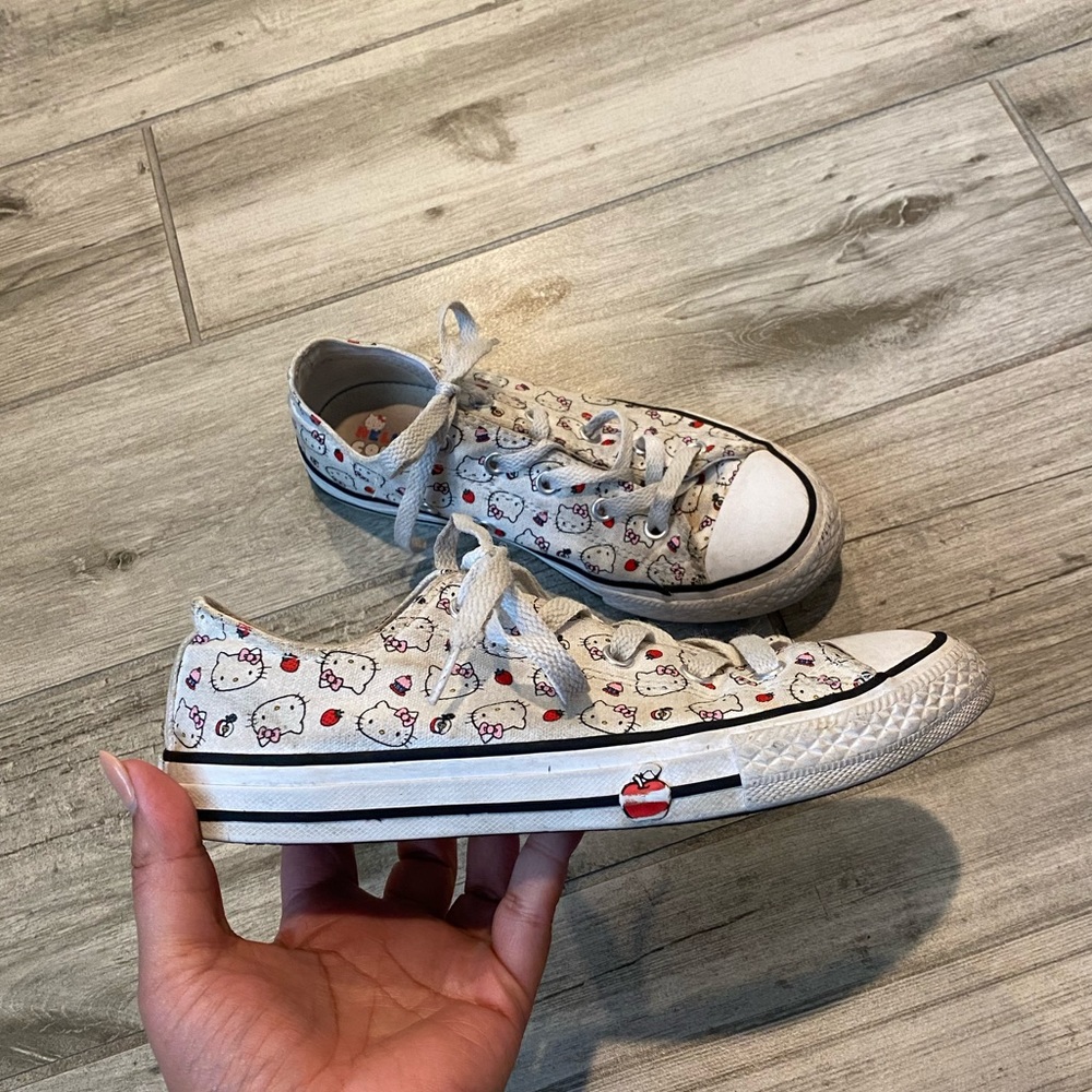Hello Kitty Converse
